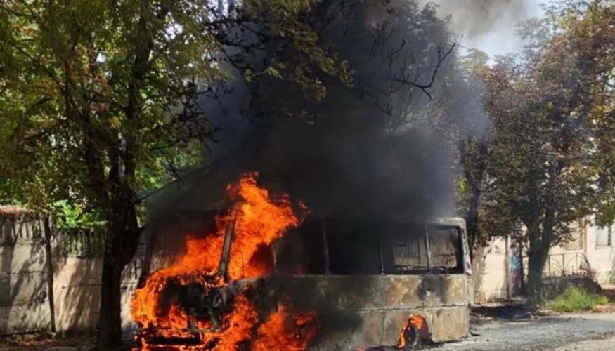Згорілий рейсовий автобус у Нікополі внаслідок російського удару