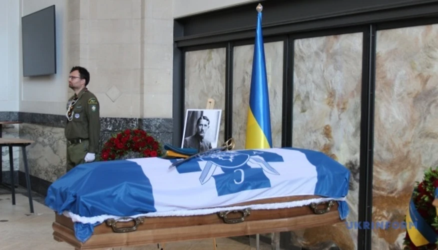 Церемонія ексгумації останків полковника Євгена Коновальця на кладовищі «Кросвейк» у Роттердамі за участю української