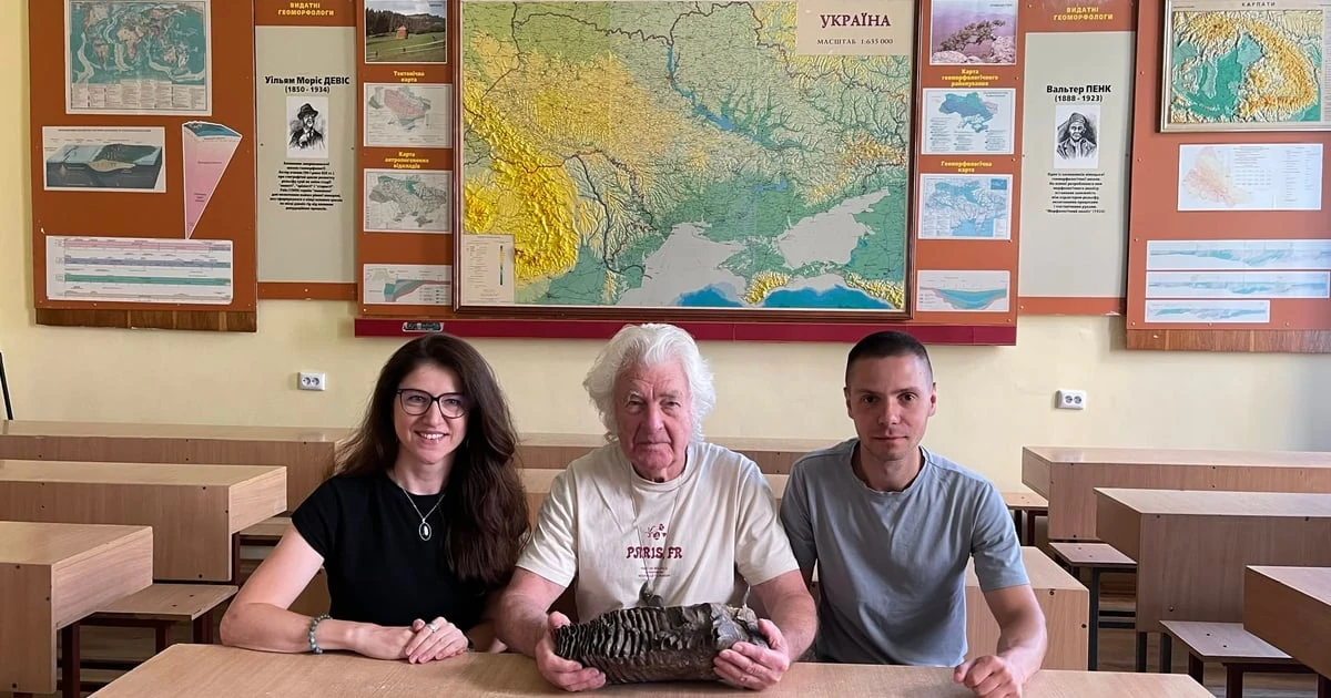 Скам'янілий корінний зуб мамонта, знайдений у річці Стрий