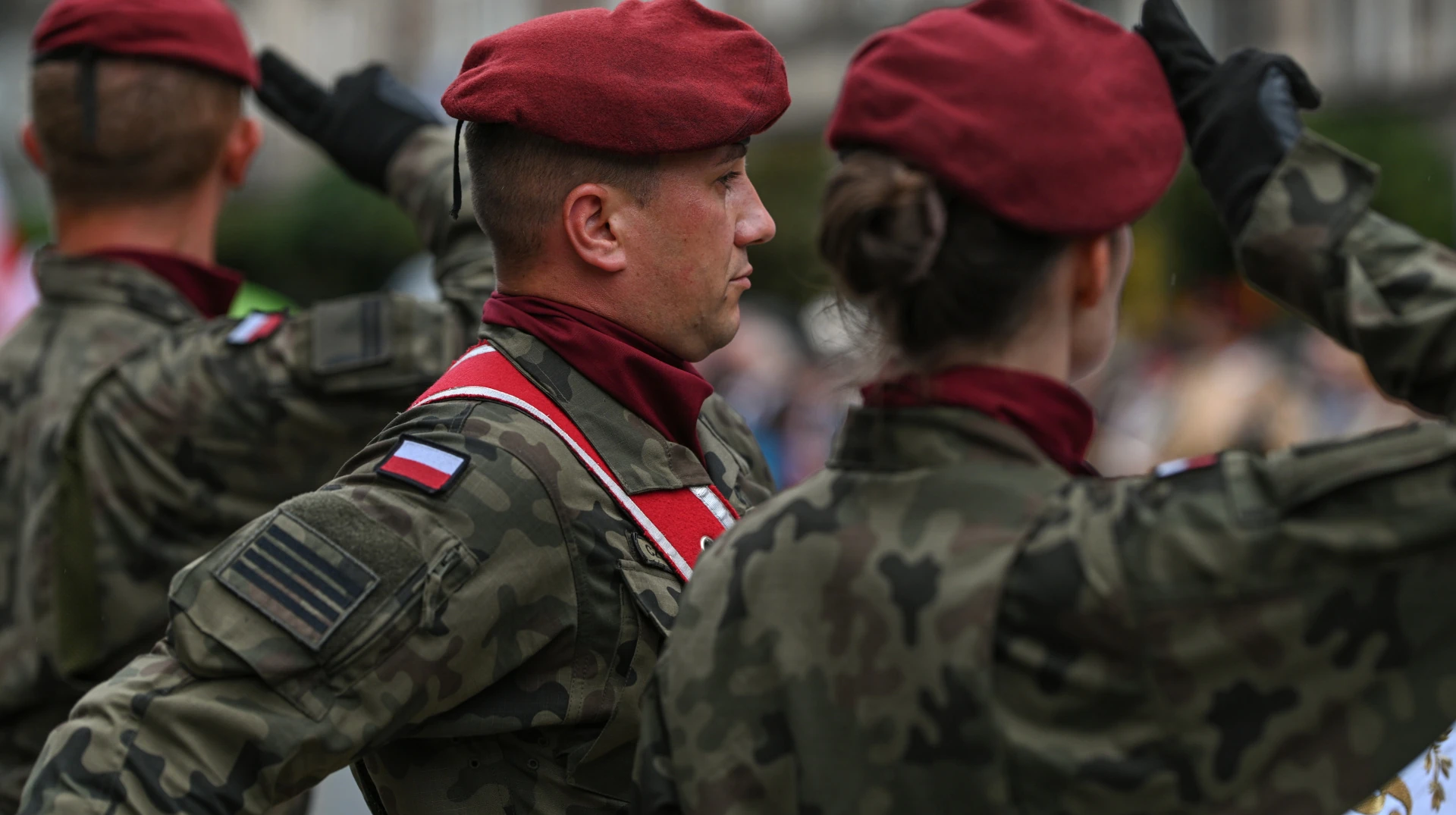Заступник міністра національної оборони Польщі Цезарій Томчик (посадовець у діловому одязі на тлі державних символів)