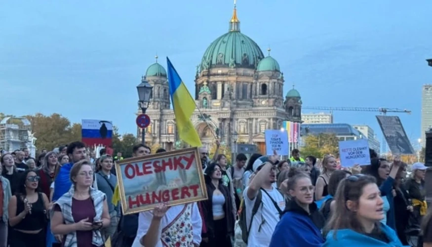 Колона учасників маршу у Берліні з плакатами на підтримку жителів окупованих Олешок