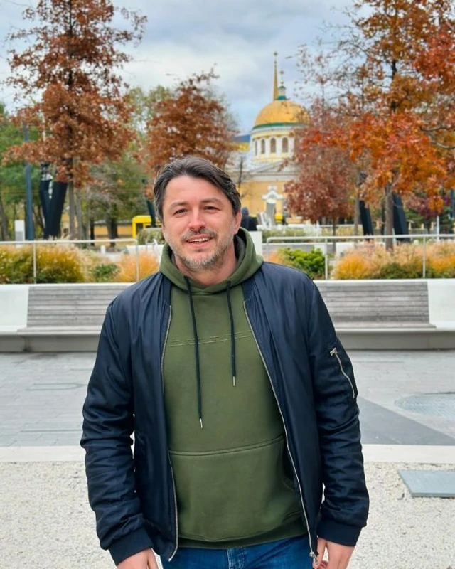 Сергій Притула з доньками Соломією та Стефанією та відзнакою Ордена Святого Архистратига Михаїла