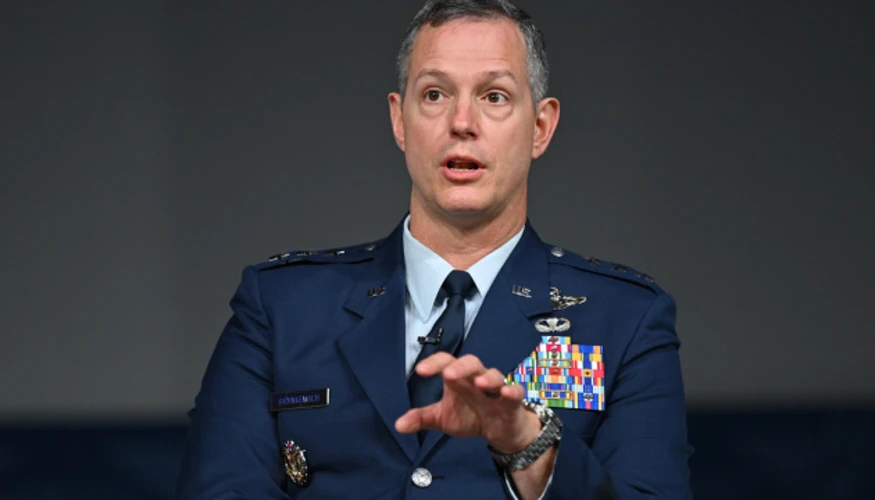 Алексус Гринкевич під час виступу, логотип airandspaceforces.com