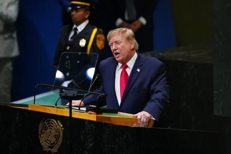 Дональд Трамп під час спілкування з журналістами на галявині Білого дому