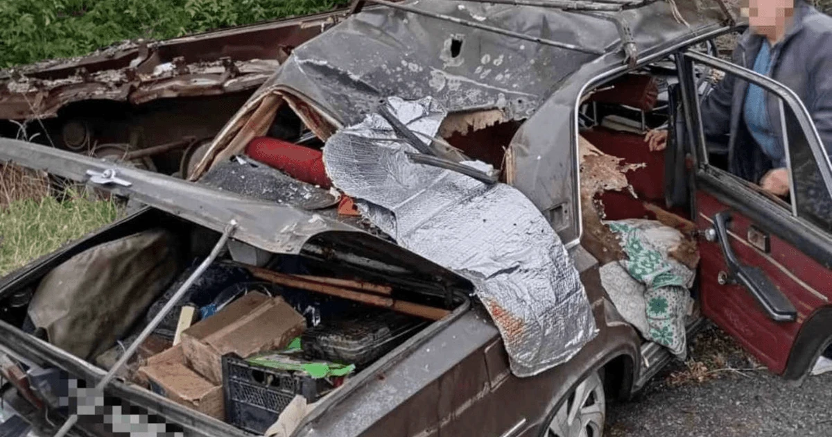 Пошкоджений цивільний автомобіль після атаки FPV-дрона у Харківській області 27 вересня 2026 року