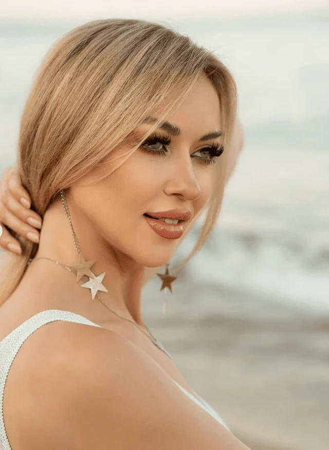 Наталія Валевська біля моря на фоні архівних кадрів з болгарського узбережжя, зокрема із Золотих пісків