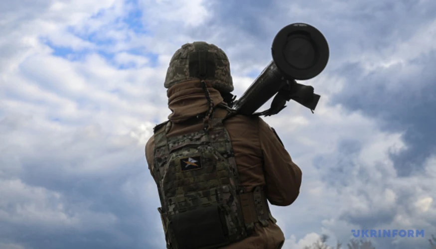 Пуск зенітної ракети силами протиповітряної оборони під час відбиття нічної атаки безпілотників