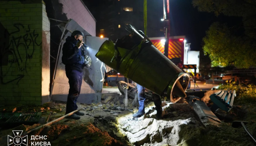 Рятувальники ДСНС серед уламків балістичної ракети у Оболонському районі Києва