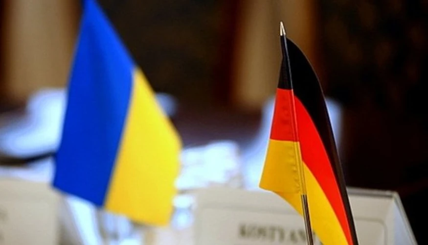 Прапори Німеччини та України на тлі прапора ЄС