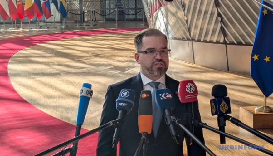 Литовські військовослужбовці та офіцери прикордонної служби під час патрулювання паркану на кордоні з Калінінградською