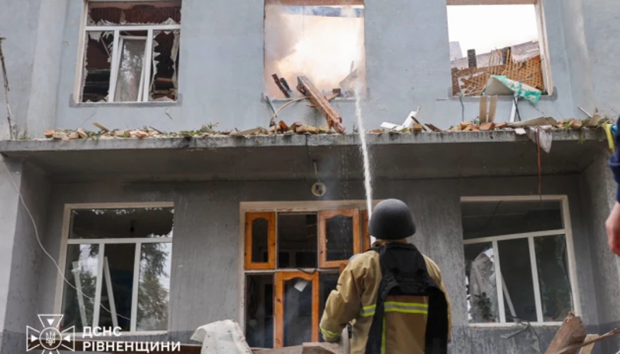 Наслідки падіння уламків російського дрона на територію навчального закладу в центрі Рівного