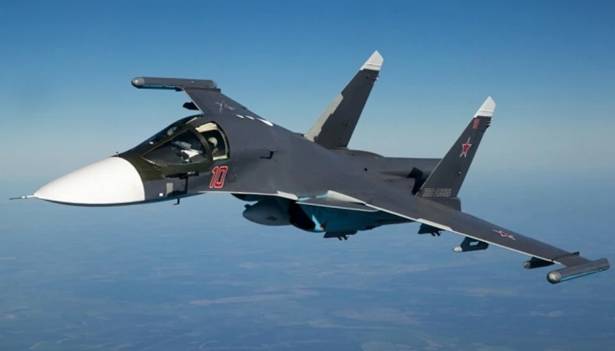 Багатоцільовий винищувач Су-35 на військовому аеродромі